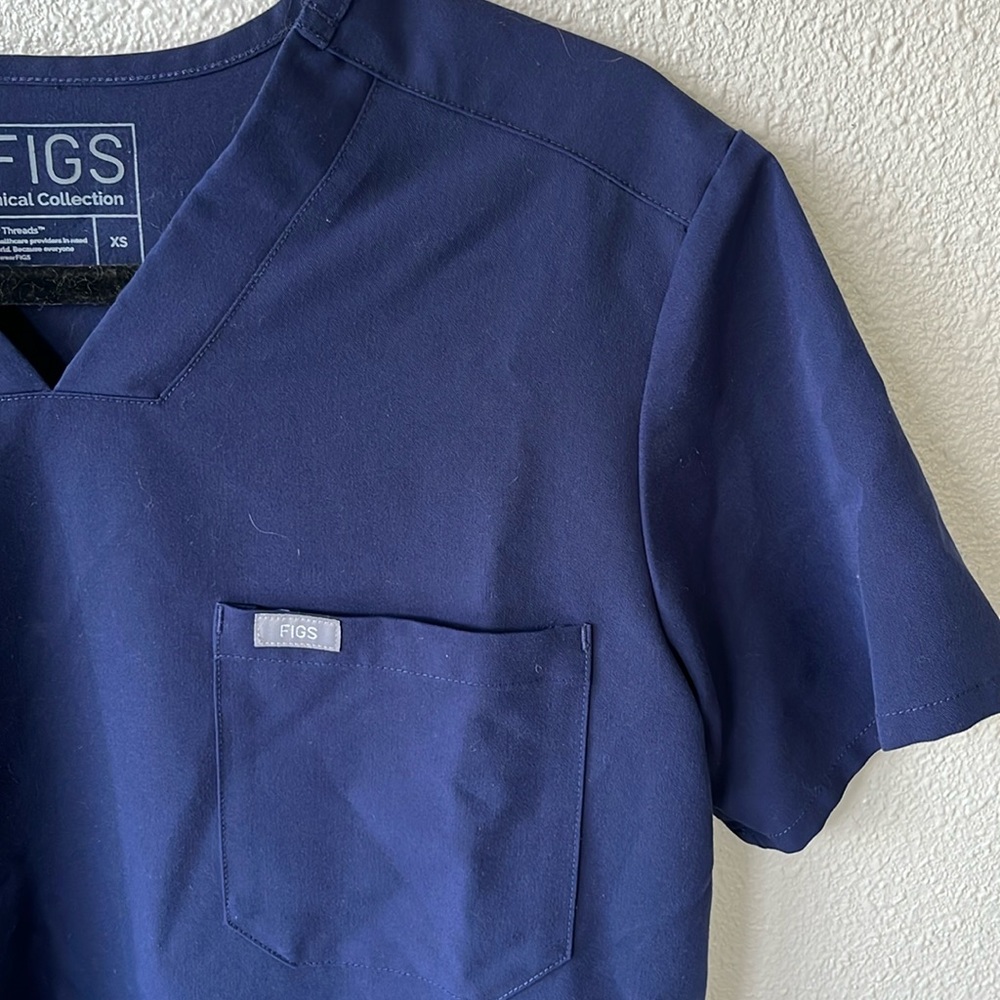 FIGS Chisec Three-Pocket Scrub Top XS - Picture 3 of 6